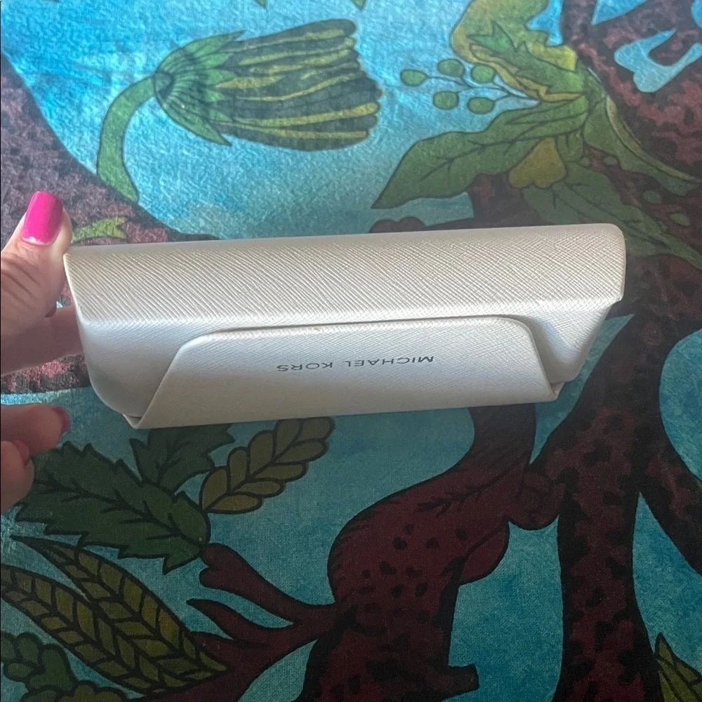 Michael Kors Ivory / White Sunglasses Case silver letters